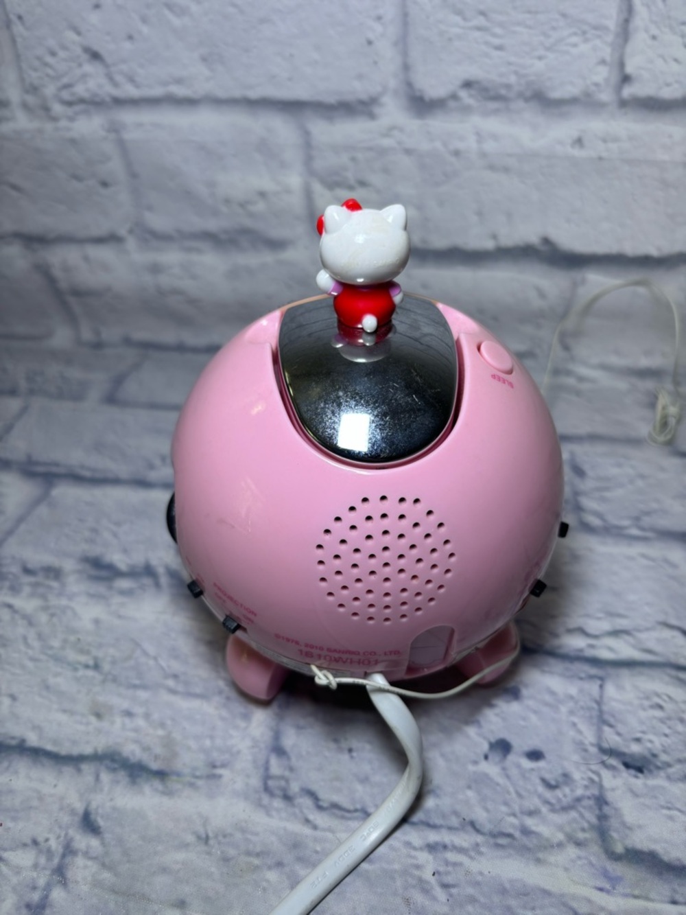 Retro Hello Kitty Pink Round Digital Radio Alarm Projection Clock 2010 Vintage - Picture 7 of 13